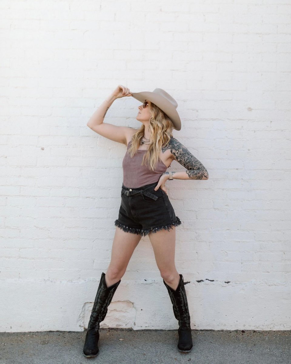 BibiGliselq's tweet photo. Western women’s fashion, jewelry, grunge aesthetics, rodeo style, ranch life, and Southern modeling. https://t.co/0UZQyBQZ37
