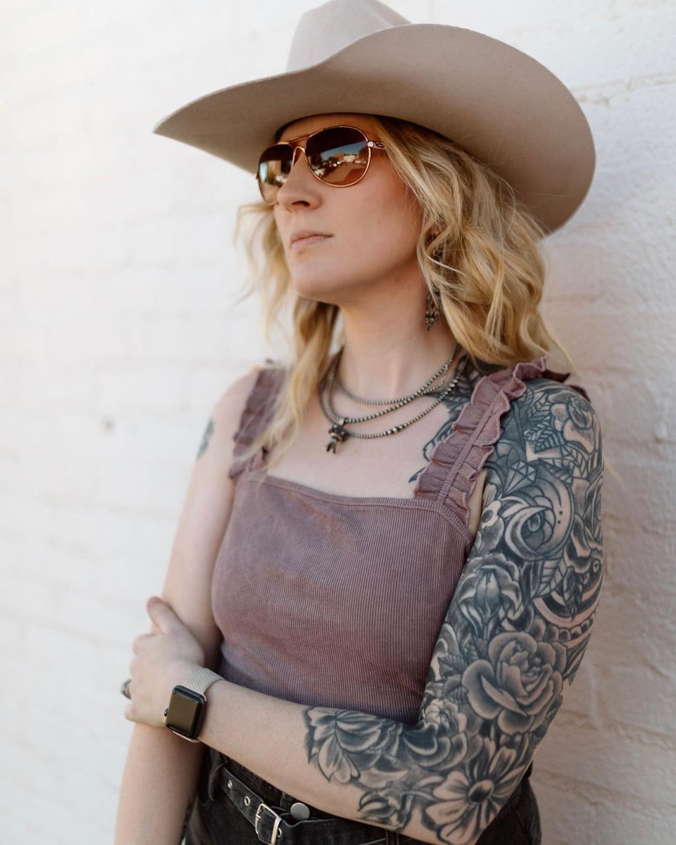BibiGliselq's tweet photo. Western women’s fashion, jewelry, grunge aesthetics, rodeo style, ranch life, and Southern modeling. https://t.co/0UZQyBQZ37