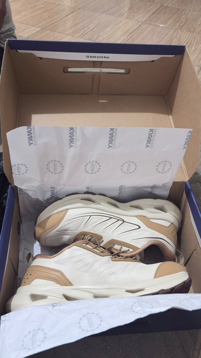 Nugienucky1's tweet photo. Akhirnya sepatu impian aku datenggg. im so happyy https://t.co/aW6cVd6aUl
