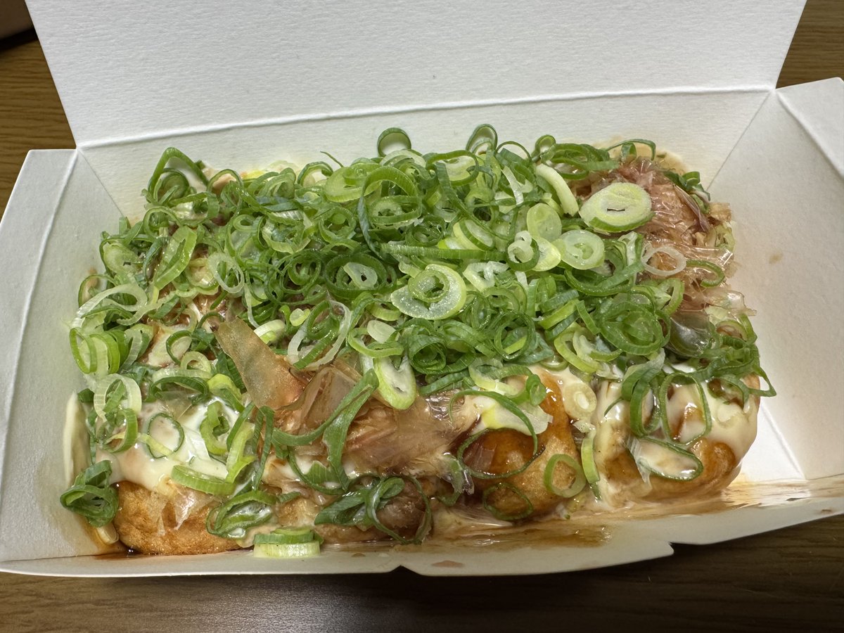 tk_doragon's tweet photo. スロット勝ったから早めの帰宅✌️
買い物ついでにたこ焼き買ってきた🐙
九条ネギソースマヨ😆
ネギ多くてたこ焼き見えないや🤣 https://t.co/wKuFNmKp9y