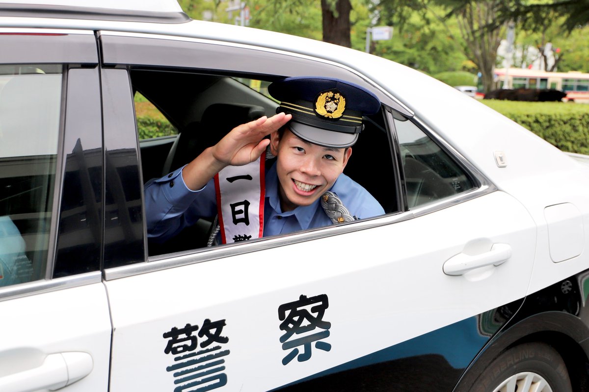firebonds's tweet photo. 本日、来週から始まる秋の全国交通安全運動に向けて、#益子拓己 選手が1日警察署長に就任しました👮‍♂️🚨

郡山市役所で1日警察署長の委嘱状交付を行った後、パトカーでザ・モール郡山へ移動🚓💨
会場では、オリジナル交通安全反射材キーホルダーを配布しました✨

会場に駆けつけてくれた皆さん、ありがとうございました🙌

試合観戦に来る際などは、交通ルールを守って安全にお越しください🏀🚗

#firebonds 
#福島ファイヤーボンズ