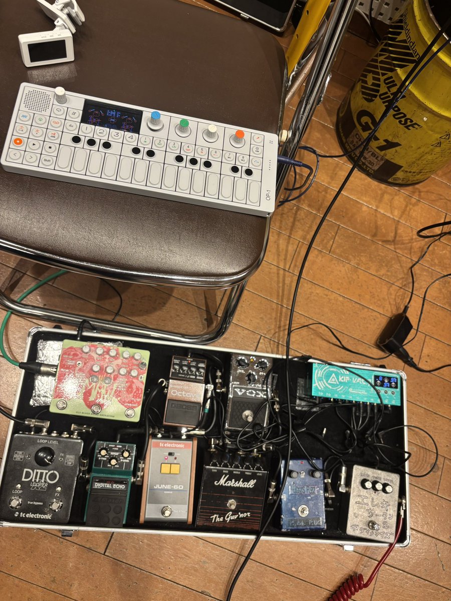 ELECTRICMANHOLE's tweet photo. 1人スタジオ。 https://t.co/6TmiZeTLFI