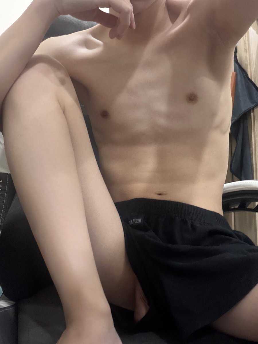 lok09_'s tweet photo. 咦？ 什麼東西跑出來了🫪

#男同 https://t.co/cfXljHrY4J