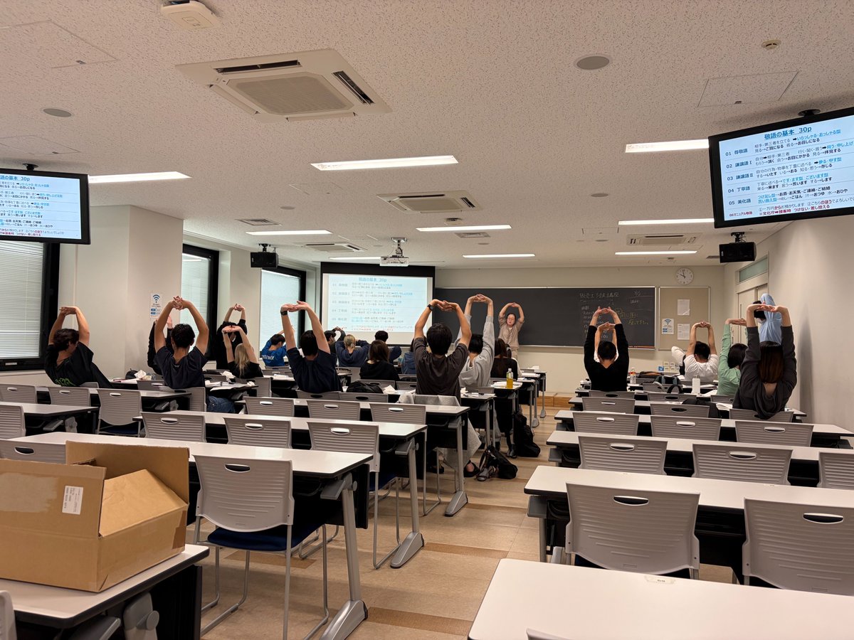 DosankoHanbaisi's tweet photo. 📚 札幌国際大学で販売士養成講習会を実施しました！
身近なお店の事例を使いながら、ホワイトボードで丁寧に解説。
合否に関わらず、学んだことは必ず社会に出てから活きてきます。来年はぜひ上位級にも挑戦を✨

#札幌販売士協会 #販売士 #リテールマーケティング検定 #札幌国際大学 #人材育成 https://t.co/6EjMs9FIxR