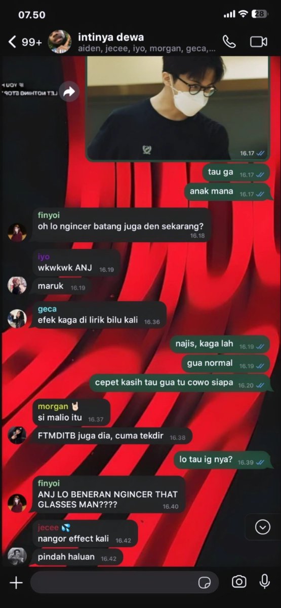 sbearhcholic's tweet photo. tbtb kepikiran when hc saw that one girl whos seems like not into him while all of girls are attracted to him, jalan with that one glasses man yang hc pun gatau dia siapa. to make sure his confusion, di dm lah sm hc. but, who knows truns out mk lowkey adores hc for a long time? https://t.co/7CXnHW1QyD