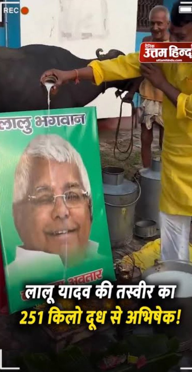 rajabind02's tweet photo. @RJDforIndia ये संस्कार का फर्क है। हम अपने बड़ों का फोटो पर माला पहनाकर, दिया जलाकर सम्मान करते हैं। RJD ने हमेशा चारा चोरी और दूध की बर्बादी की है। जनता सब देख रही है।बाकी तो हम जनता सब को ज्यादा बताने की जरूरत नहीं है 😂😂😂 https://t.co/a4GVu4hTjI
