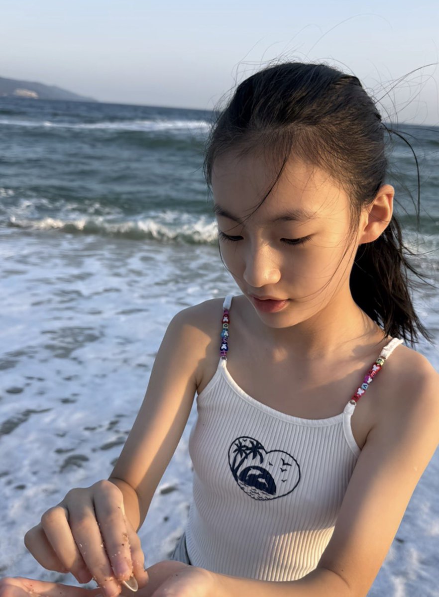 melissa04ud3's tweet photo. 新人刚玩，刚拍的福照

有人想来锐评我的13岁福

来就给 不要🚪 https://t.co/ayQZnTCClw