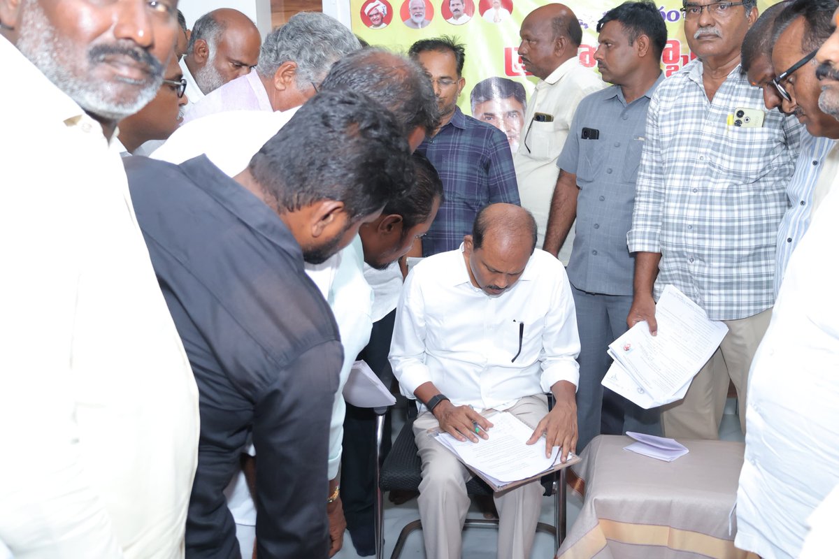BnVijayKumar_Bn's tweet photo. ఒంగోలులో మంగమూరు రోడ్డు మర్రిచేట్టు దగ్గర సంతనూతలపాడు కార్యాలయంలో  ప్రజా దర్బార్‌ను నిర్వహించాను. ప్రజలు ఎదుర్కొంటున్న సమస్యలను తెలుసుకుని వెంటనే పరిష్కరించడమే ఈ దర్బార్ లక్ష్యం.
#Prajadarbhar 
#BnVijayKumar 
#MLAVijayKumar 
#TdpSanthanuthalapadu 
#TeamBN 
#AndhraPradesh https://t.co/R6w4xeBwx7