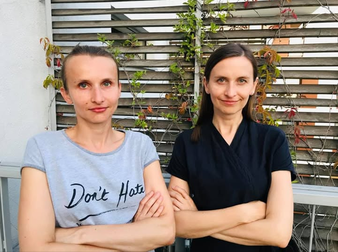 UnpluggImage's tweet photo. Kto najbardziej zyskał na wprowadzeniu diety planetarnej w szkołach i kto na tym zarobił?

Głównym orędownikiem był Green REV Institute.

Założycielka Sylwia Spurek - była zastępczyni Rzecznika Praw Obywatelskich (2015–2019) i europosłanka (2019–2024) - startowała z listy Wiosna Roberta Biedronia. Weganka, feministka, działa na rzecz praw zwierząt i ograniczenia mięsa.

Siostra Anna Spurek - prezeska Green REV Institute, ekonomistka. Prowadzi fundację i programy takie jak „Roślinna Szkoła”.

Ich ojciec, Zbigniew Spurek, był inżynierem mechanikiem i działaczem PZPR.

Organizacja dostała liczne granty: 

Z polskich pieniędzy (Narodowy Instytut Wolności):
2024: 352 800 zł 
2025: 300 100 zł

Razem w dwa lata ok. 650 tys. zł z budżetu państwa.

Z innych źródeł:
Unia Europejska (Erasmus+)
European Climate Foundation
Ambasada Wielkiej Brytanii
Karuna Foundation i inne zagraniczne fundacje

Dodatkowo:
Lidl Polska od kilku lat oficjalnie wpisuje „transformację białkową” i dietę planetarną do strategii. Sieć zwiększa udział produktów roślinnych, prowadzi kampanie z WWF i deklaruje, że jej asortyment jest zgodny z nowymi wytycznymi szkolnymi. To jeden z nielicznych dużych graczy, który publicznie wiąże się z tą zmianą.