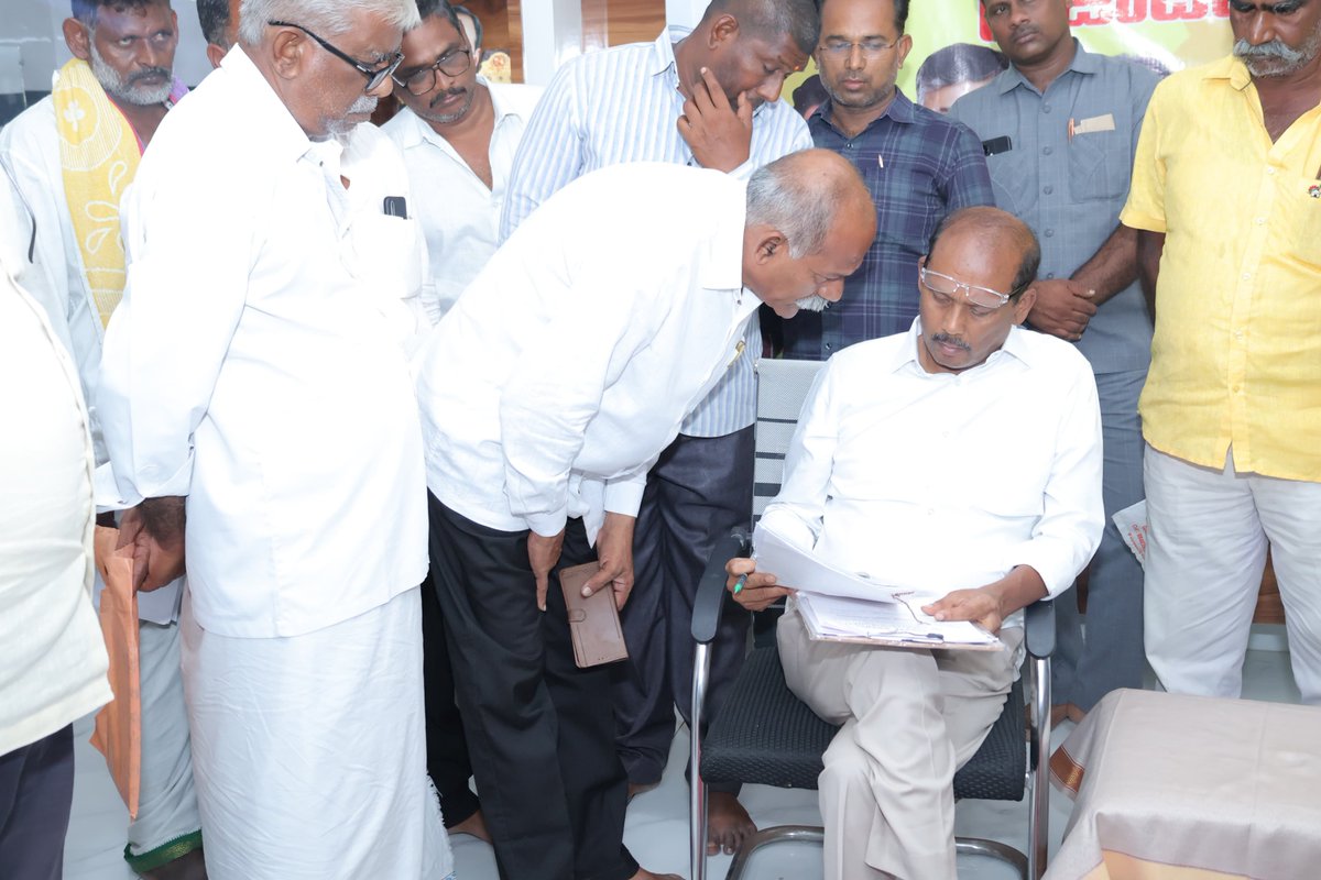 BnVijayKumar_Bn's tweet photo. ఒంగోలులో మంగమూరు రోడ్డు మర్రిచేట్టు దగ్గర సంతనూతలపాడు కార్యాలయంలో  ప్రజా దర్బార్‌ను నిర్వహించాను. ప్రజలు ఎదుర్కొంటున్న సమస్యలను తెలుసుకుని వెంటనే పరిష్కరించడమే ఈ దర్బార్ లక్ష్యం.
#Prajadarbhar 
#BnVijayKumar 
#MLAVijayKumar 
#TdpSanthanuthalapadu 
#TeamBN 
#AndhraPradesh https://t.co/R6w4xeBwx7