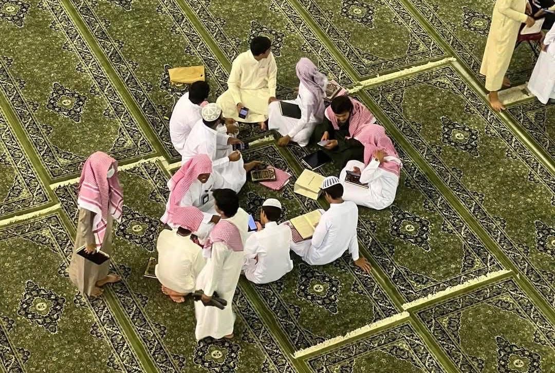 wamd_x's tweet photo. نصّ تحفيزي لابن عثيمين-رحمه اللّٰه-:
إذا نويت بطلبك للعلم امتثال أمر اللّه، صارت كل حركة تتحركها في هذا المجال عبادة، إن راجعت الدرس فعبادة،وإن حفظت فعبادة،
وإن مشيت فعبادة وقد ثبت عن النبي ﷺ: «من سلك طريقا يلتمس فيه علما, سهل اللّٰه له به طريقا إلى الجنة» https://t.co/mzJuQDPVYK