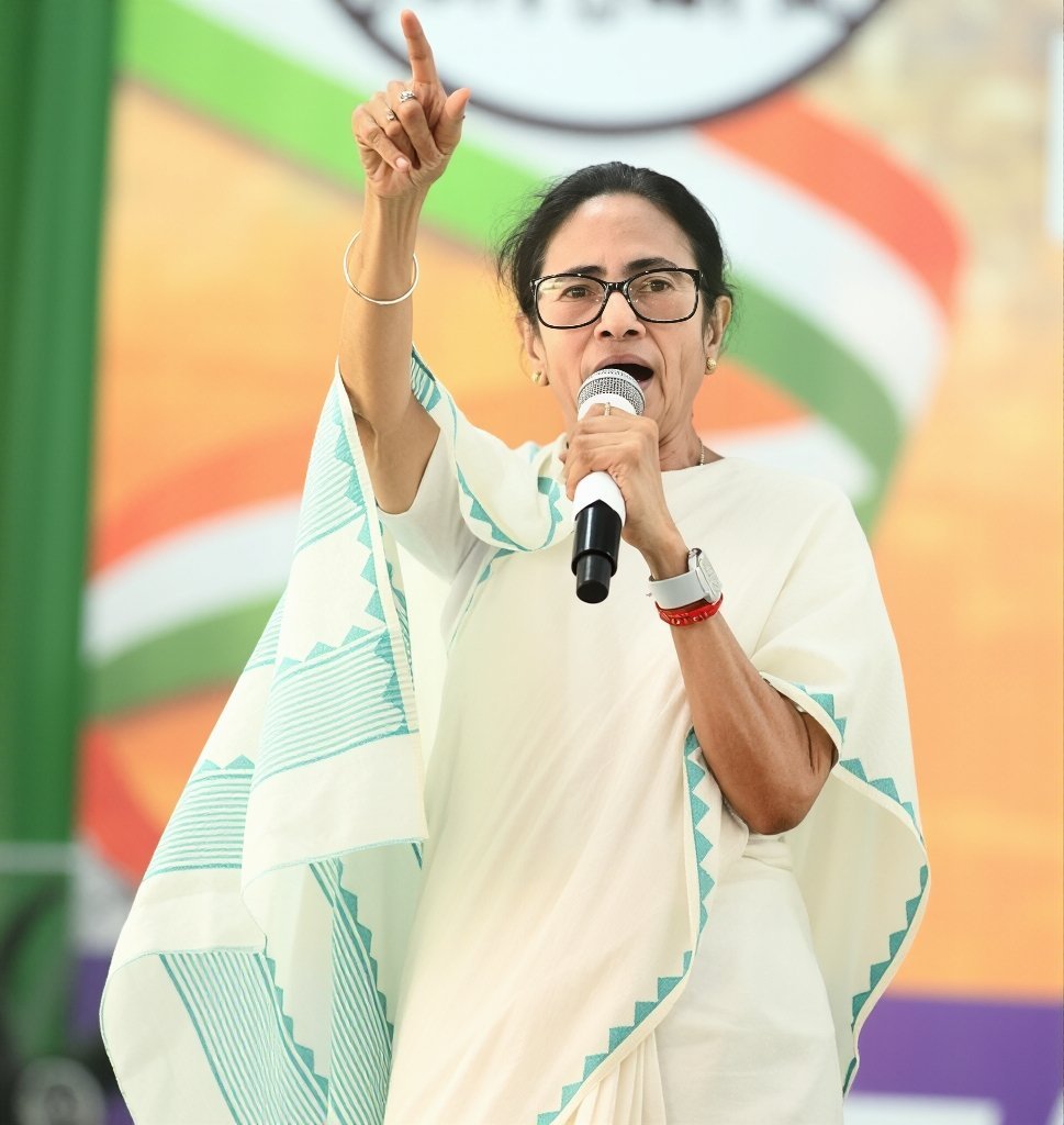 WASEEMPRATAPGAR's tweet photo. भाजपा की क्रॉनोलोजी समझो ,

पहले पार्टी में बगावत करवाओ , फिर EC में विवाद खड़ा करो और आखिर में मूल पार्टी से उसका नाम और सिंबल छीन लो ,

आपको पता होगा महाराष्ट्र में शिवसेना और NCP का नाम सिंबल रातों-रात बागी गुटों की झोली में डाल दिया गया था , अब पश्चिम बंगाल में TMC के साथ वही पुराना खेल दोहराया जा रहा है ?

पश्चिम बंगाल में होने वाले उपचुनाव में TMC का चुनाव चिन्ह को अब चुनाव आयोग ने फ्रीज कर दिया है , चुनाव आयोग ने दोनों बागी गुट और ममता बनर्जी वाले गुट को आदेश दिया है कि इस चुनाव चिन्ह से आप अभी चुनाव नहीं लड़ोगे ,

महाराष्ट्र में शिवसेना और धनुष-बाण का क्या हुआ पूरा देश जानता है , अब TMC का सिंबल फ्रीज करके CEC ज्ञानेश कुमार ने साबित कर दिया कि चुनाव आयोग निष्पक्ष नहीं , बल्कि एक तय पटकथा पर काम कर रहा है , ऐसा लग रहा है क़ि लोकतंत्र का गला घोटा जा रहा है ,