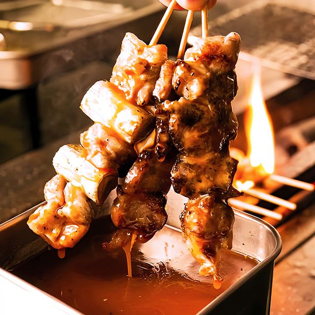 Torimichisakaba's tweet photo. 赤羽駅から歩いてすぐ🍢鳥道酒場 赤羽店のランチへ！
焼き鳥は110円〜、大山鶏＆京紅地鶏の串をどうぞ🐓
単品飲み放題はアサヒスーパードライも対象で1,480円✨

#グルメ #24時間営業 #赤羽ランチ

https://t.co/7plnyYCLkp https://t.co/JS7K5YgiR6