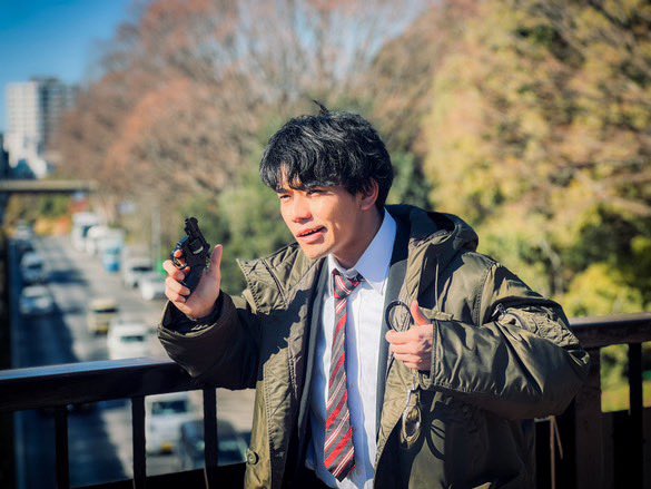 KUREVOLUTION's tweet photo. 踊る大捜査線新作公開ですね！！！

早く観に行きたい…

ファンの方に送る年賀状で撮影した
コスプレの青島を添えて〜

#踊る大捜査線 https://t.co/xaUSTXdIcs