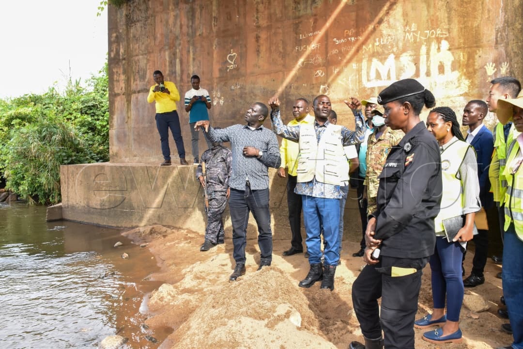 newvisionwire's tweet photo. 𝐌𝐢𝐧𝐢𝐬𝐭𝐞𝐫 𝐁𝐥𝐚𝐦𝐞𝐬 𝐏𝐨𝐨𝐫 𝐑𝐨𝐚𝐝 𝐌𝐚𝐢𝐧𝐭𝐞𝐧𝐚𝐧𝐜𝐞 𝐟𝐨𝐫 𝐂𝐨𝐬𝐭𝐥𝐲 𝐑𝐞𝐩𝐚𝐢𝐫𝐬

Works and Transport Minister Fred Byamukama has inspected the 76km Nebbi–Arua road, which he described as being in poor condition.

At Ora Bridge in Madi-Okollo, Byamukama said works on the bridge have not yet started. He said poor maintenance was contributing to the deterioration of roads, forcing government to spend more on repairs and reconstruction.

Byamukama said the ministry has so far inspected more than 23 delayed road projects across the country, with some projects failing to start because funds were not allocated on time.

“Some projects were over delayed. You find a road that was supposed to be completed two years back, because our staff at the ministry forgot to allocate money to the road projects,” he said.

Photos by Simon Peter Tumwine
#VisionUpdates