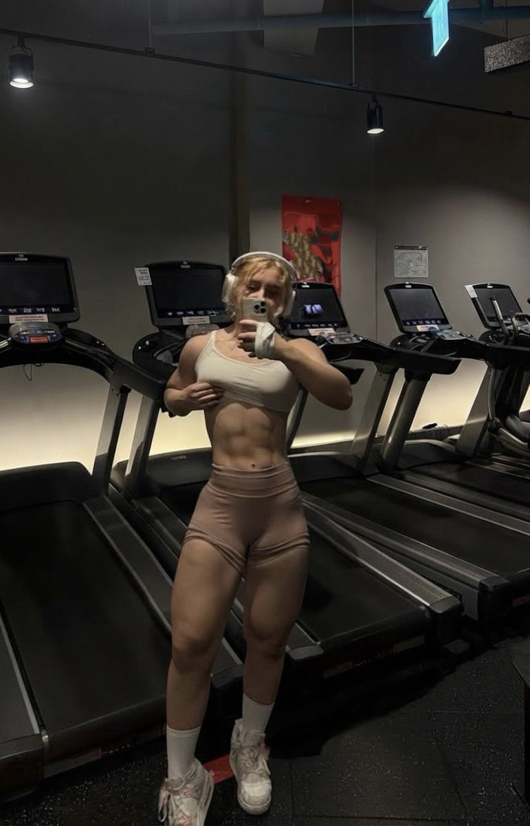 FindomMuscle's tweet photo. It’s simple , I’m born to dominate, you are born to submit and hand over your wallet to someone superior and powerful. https://t.co/8NaHGb0eGR