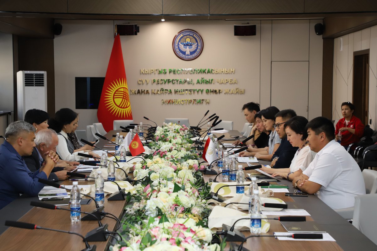 FAOKyrgyzstan's tweet photo. 🇰🇬 With @FAO support, Kyrgyzstan has developed a national marketing plan for the “Tabigiy Kyrgyz Zhangagy” brand to promote locally harvested walnuts, strengthen their position in export markets and support communities protecting the country’s unique walnut forests. 🌳

#Organic https://t.co/VhV4TT6yrK