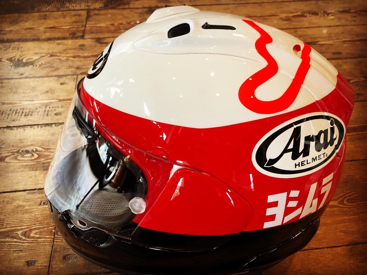 CaseyPetullr's tweet photo. Arai helmet RX-7X Yoshimura Suzuka Circuit custom paint by Rockers Paint Studio https://t.co/HPrrgo9tjr