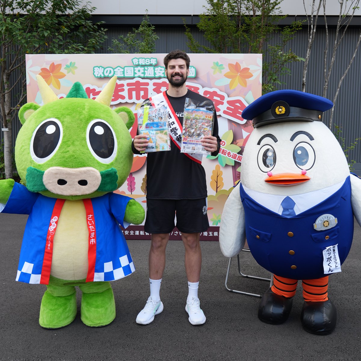 saitamabroncos's tweet photo. 【 👮トレント選手が一日警察署長に就任しました✨】

会場では、委嘱状や感謝状の授与、フォトセッションが行われました！
さらに、交通事故ゼロへの願いを込めて、3Pシュート・ダンクシュートも披露🏀

#ノールックはコートだけ を合言葉に、交差点では安全確認をしましょう🚗 https://t.co/SL6OXmW5Er