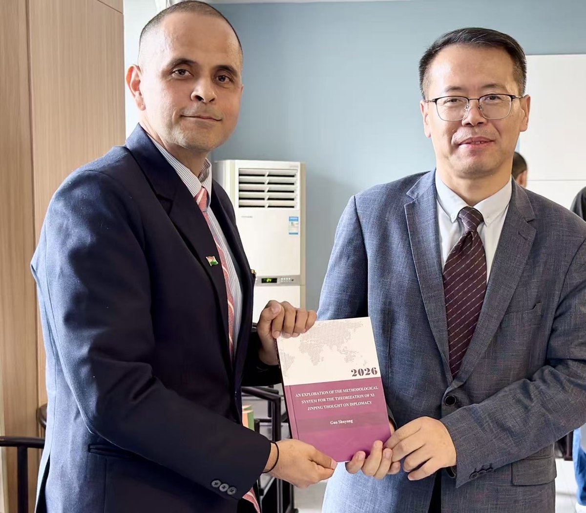 IndiaInShanghai's tweet photo. Consul General Shri Pratik Mathur was happy to meet Prof. Yang Yao, Dean of Shanghai University of Finance and Economics, Prof. Guo Shuyong, Dean of School of Nanjing University of International Studies & renowned Chinese painter-designer Prof. Wallace Chan, conveying our best wishes for their new ventures to strengthen cultural exchanges and people ties. 🤝📚

总领事普拉提克・马图尔先生很高兴会见上海财经大学，滴水湖高级金融学院院长姚洋教授、南京大学国际关系学院院长郭树勇教授，以及知名华人画家、设计师陈世英教授，并向他们表达美好祝愿，期待双方新的合作项目能够增进文化交流与民间友好往来。🤝📚

CG @PratikMathur1 
@IndianDiplomacy 
@indiandiplomats 
@EOIBeijing