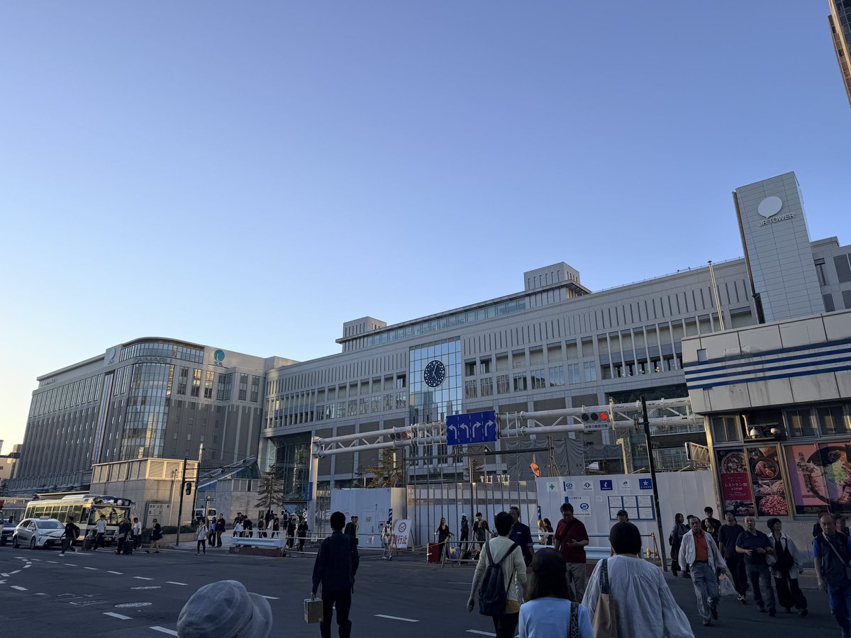 raipiamous's tweet photo. 札幌駅前夕方
ほとんど都内うろついてた時と同じ格好で気温もそう変わらないのにこの快適さよ https://t.co/AGs5B8jKwq