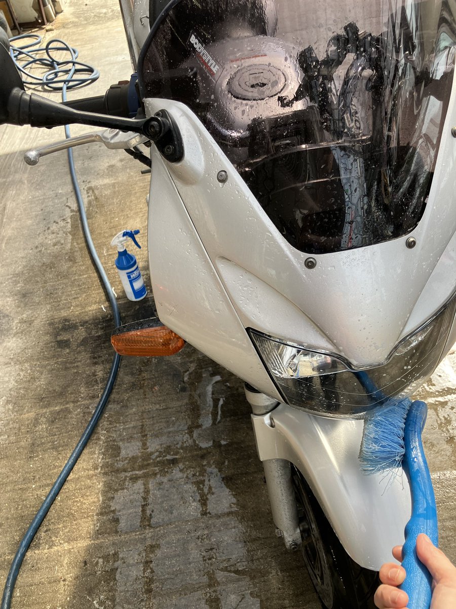 RoughMutts's tweet photo. チェーン磨くぞー🏍洗車もしとこゴシゴシ へっへっへ😁ピッカピカやーん✨️ https://t.co/kOQC0MQK1o
