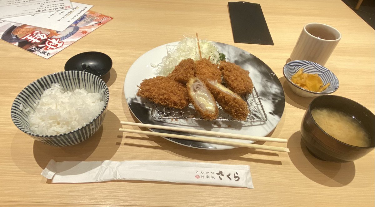 siesta3117's tweet photo. とんかつ 神楽坂 さくら
日替わり4種ランチ

ヒレ・ロース・メンチカツ・串カツ・チーズカツ

ん？5種だ。うまかった。白飯もしっかりしてた♪ https://t.co/3MjAnXC1TW