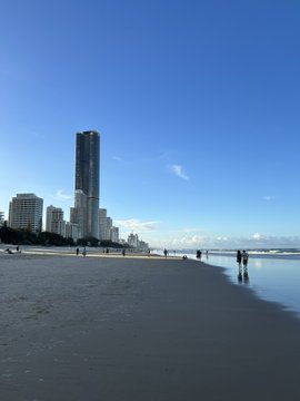 gcryugaku's tweet photo. 久しぶりにサーファーズパラダイスのビーチへ🏖️ ゴールドコーストには約57kmにわたって美しいビーチが続いています✨ 白くて細かい砂は、歩くとキュッキュッと鳴るのも特徴！ビーチ沿いを散歩するだけでも気持ちいいです🇦🇺 https://t.co/eRZdcRGqIA