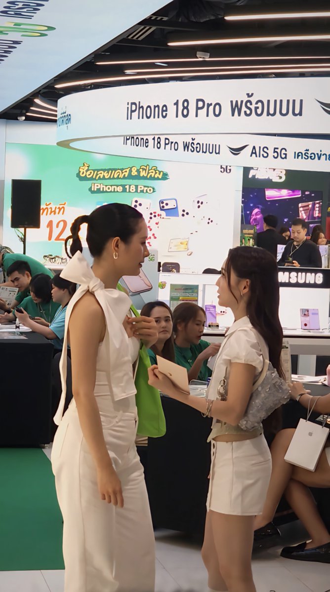 pla_chic's tweet photo. วันเดียวกัน 😆😆😆😆😆
                       ฟรีนเลิฟ                           มิ้ลค์เลิฟ https://t.co/tvcB5T1KKM