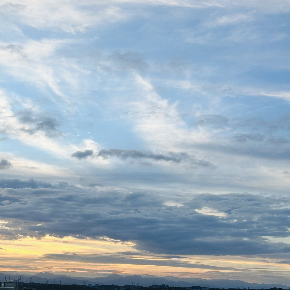 JkwYv's tweet photo. 皆んなが見てる空
イマソラ　お疲れさま🍀 https://t.co/5rsk1qWujD