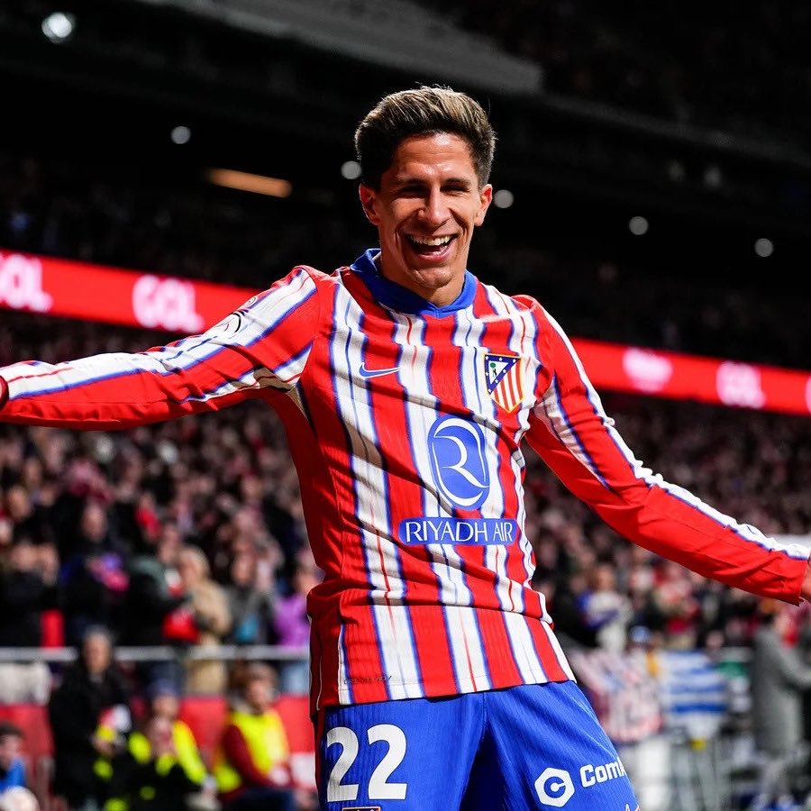postunited's tweet photo. 🚨😂 DIEGO COSTA HACÍA LLORAR A GIULIANO DE PEQUEÑO

🗣️ Godín: «Giuliano se metía en el vestuario y Diego Costa lo tiraba al jacuzzi. Le hacíamos llorar, pero siempre volvía. Era un kamikaze»

🔴⚪ El hijo del Cholo creció visitando aquel vestuario del Atlético. Aguantaba las bromas de los jugadores y, aunque terminara llorando, siempre regresaba al día siguiente. Años después, forma parte del primer equipo

🎙️ Onda Cero