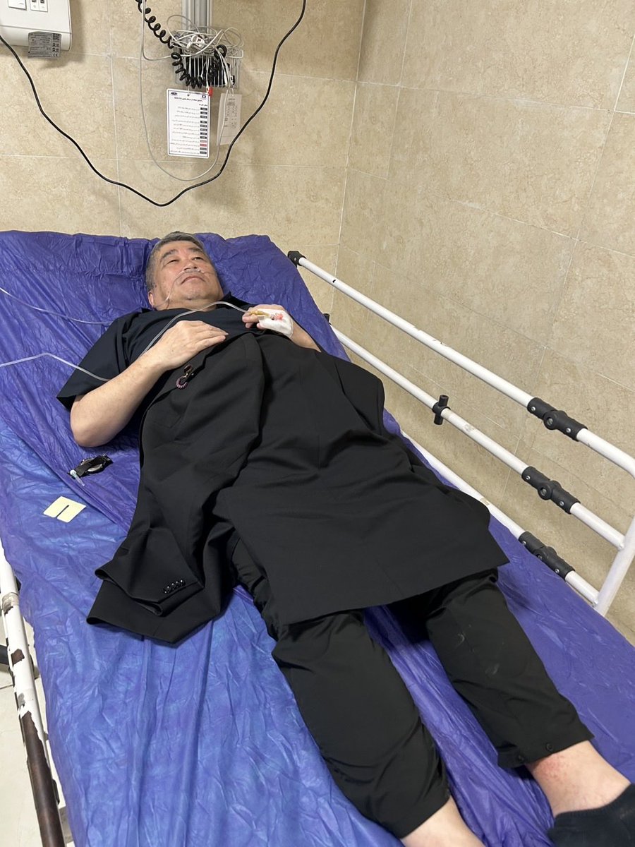 isezaki_office's tweet photo. （現地時間９月１６日）この日のミナーブの気温は摂氏３８度。シャジャレ・タイベ小学校にて、関係者や地元メディアを前に、昨夜徹夜で書いた追悼文を読み上げているうちに、ここの副知事の女性が泣き崩れ、僕の声も掠れ始め、持病の喘息の発作で呼吸困難に。ミナーブ市内の総合病院に運び込まれることになりました。点滴と吸入等の措置を即座に施していただいた緊急病棟のお医者様、看護師の皆様。本当にありがとうございました。

病院に数時間滞在した後、ほんの二週間前に米軍ミサイルの攻撃を受けた結婚式場の現場を視察するため、陸路でクーエスタック（Kuhestak）へ移動する。

#伊勢崎賢治　#イラン