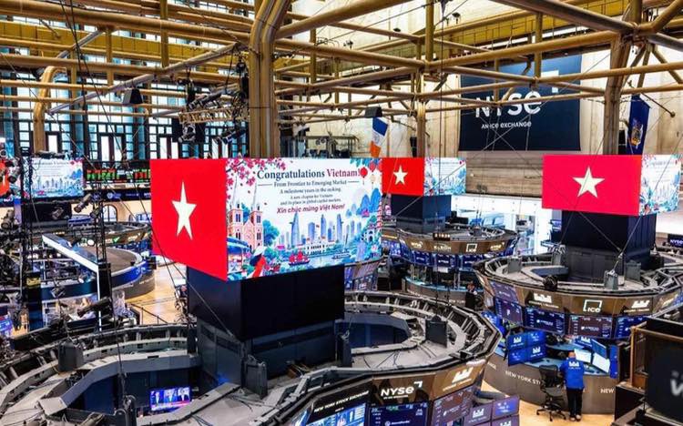 VietNewsGateway's tweet photo. Vietnam flag prominently displayed on NYSE screens ahead of market upgrade

Read more: https://t.co/OsT89RWlVZ https://t.co/oVO0Z6X43H