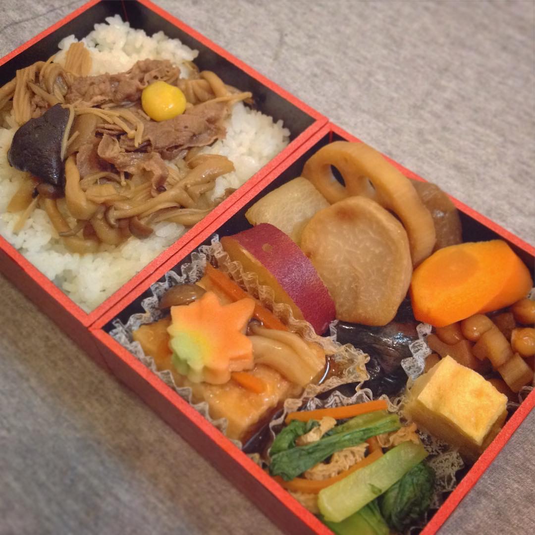 sriye's tweet photo. デパ地下で、すきなブランドのおべんと買いました．「おまかつ」ではなく．ごはんにのせられた牛きのこしぐれ煮ぎんなん添え！がキラーコンテンツ． https://t.co/ZJl9BuKi4h