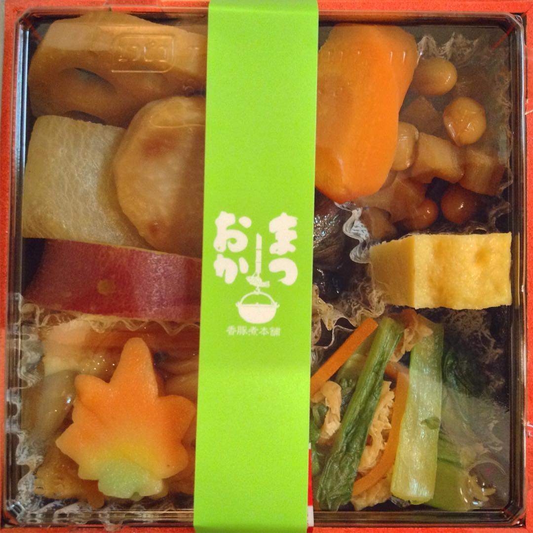 sriye's tweet photo. デパ地下で、すきなブランドのおべんと買いました．「おまかつ」ではなく．ごはんにのせられた牛きのこしぐれ煮ぎんなん添え！がキラーコンテンツ． https://t.co/ZJl9BuKi4h