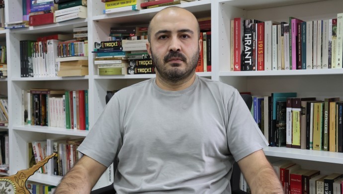 SAHA_nuce21's tweet photo. ⏩Demokratik Cumhuriyet ve Barış için 1001 İmza deklarasyonu imzacısı hukukçu Gürkan Çakıroğlu:

✔️Türkiye'nin Abdullah Öcalan'a ihtiyacı var
✔️Demokratik Cumhuriyet Partisi, Türkiye için umut olabilir
✔️Mevcut tıkanıklığın yolu özgürlüktür
✔️Barış hukuk meselesidir https://t.co/nlZPFXTg3z