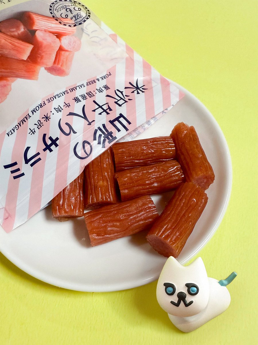 doorfumi2018's tweet photo. 【食べたぜ】おいしいとウワサの「山形の米沢牛入りサラミ」をNEW DAYSでハントしたぜ！

駅で見かけて気になってたんだけど、これはウマいぜ！米沢牛と国産豚肉を使ったサラミで、噛むほどに肉の旨みもしっかり感じられて、おつまみにもぴったり。これは最高だぜ！ https://t.co/iLs6aRd1Jq