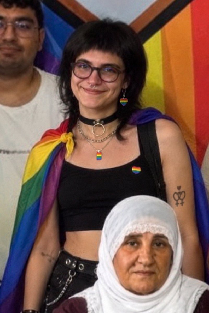 Hiwa_mar's tweet photo. Şafii Kürt annesinin o namus ve şeref timsali olan Tülbent'ini ne hale koydunuz.

Allah belanızı versin, bu utanç bin yıl Kürtlerin yakasını bırakmaz, https://t.co/hglbNXcTtz