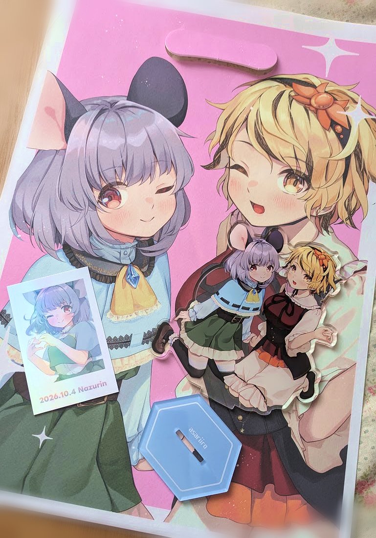 ari_don's tweet photo. 【秋例 星ナズちゃんグッズご紹介】
・A4サイズがすっぽり！フルカラー不織布バッグ
・オーロラキラキラ✨チェキ風カード
・12cmペアアクリルスタンド
こちらに新刊をプラスした4点のセット頒布になります。
アクスタは特に粒子感皆無の超美麗なので是非見てほしー！です！ https://t.co/H8UpD1dNBu