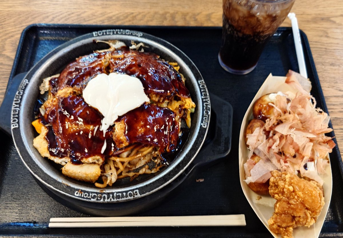 MX_chan's tweet photo. 少し早めの夕飯は成田空港のぼてぢゅうにて、プライオリティパスでいただける大阪道頓堀セットにしました💳️  大変美味しゅうございました🙏🥢😎 https://t.co/XtXSwXxJZJ