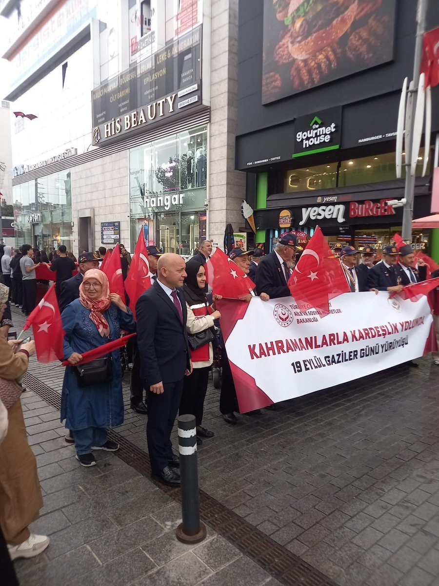 UmraniyeAnahtar's tweet photo. ÜMRANİYE’DE GAZİLERİMİZLE OMUZ OMUZA

Ümraniye Kaymakamımız Sayın Yüksel Çelik’in düzenlediği Gaziler Günü yürüyüşüne, İlçe Başkanımız Uğur Öztürk ve ilçe yönetimimizle birlikte katıldık.

Bu vatan için bedel ödeyen kahraman gazilerimizin her zaman yanındayız.

ANAHTAR PARTİ ÜMRANİYE İLÇE BAŞKANLIĞI