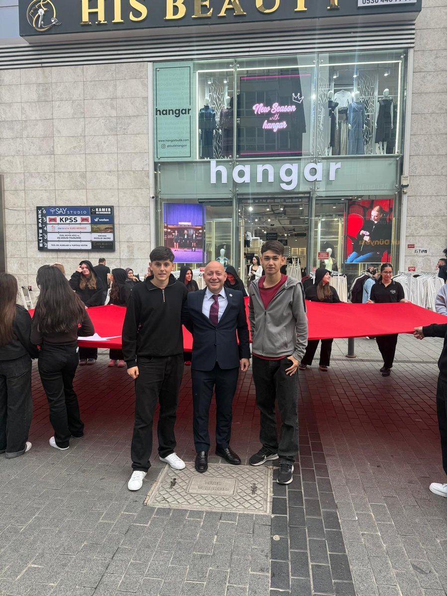 UmraniyeAnahtar's tweet photo. ÜMRANİYE’DE GAZİLERİMİZLE OMUZ OMUZA

Ümraniye Kaymakamımız Sayın Yüksel Çelik’in düzenlediği Gaziler Günü yürüyüşüne, İlçe Başkanımız Uğur Öztürk ve ilçe yönetimimizle birlikte katıldık.

Bu vatan için bedel ödeyen kahraman gazilerimizin her zaman yanındayız.

ANAHTAR PARTİ ÜMRANİYE İLÇE BAŞKANLIĞI
