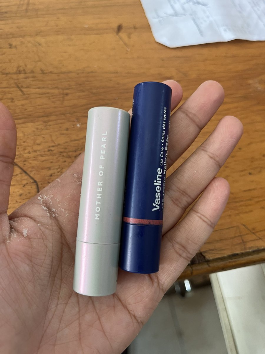 Jambekucing's tweet photo. @mybluevy Ini kak aku pake 
Vaseline https://t.co/OxyRudPKzE
Mop https://t.co/LZA8ssXofo

Ada spf 35 kak biar bibir gak hitam dan plummpy sepanjang hari https://t.co/WBnuHEmyST