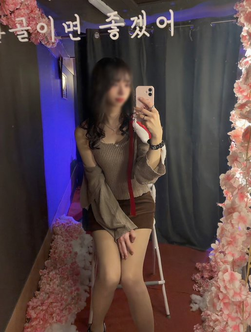 c679fbb7c018428's tweet photo. 저는 이혼했어요.
혼자 살다 보니 밥도 혼자 먹어요.
너무 외로워서 데이트하고 싶어요.
#섹트 #만날사람 https://t.co/zoj7IGsNXL