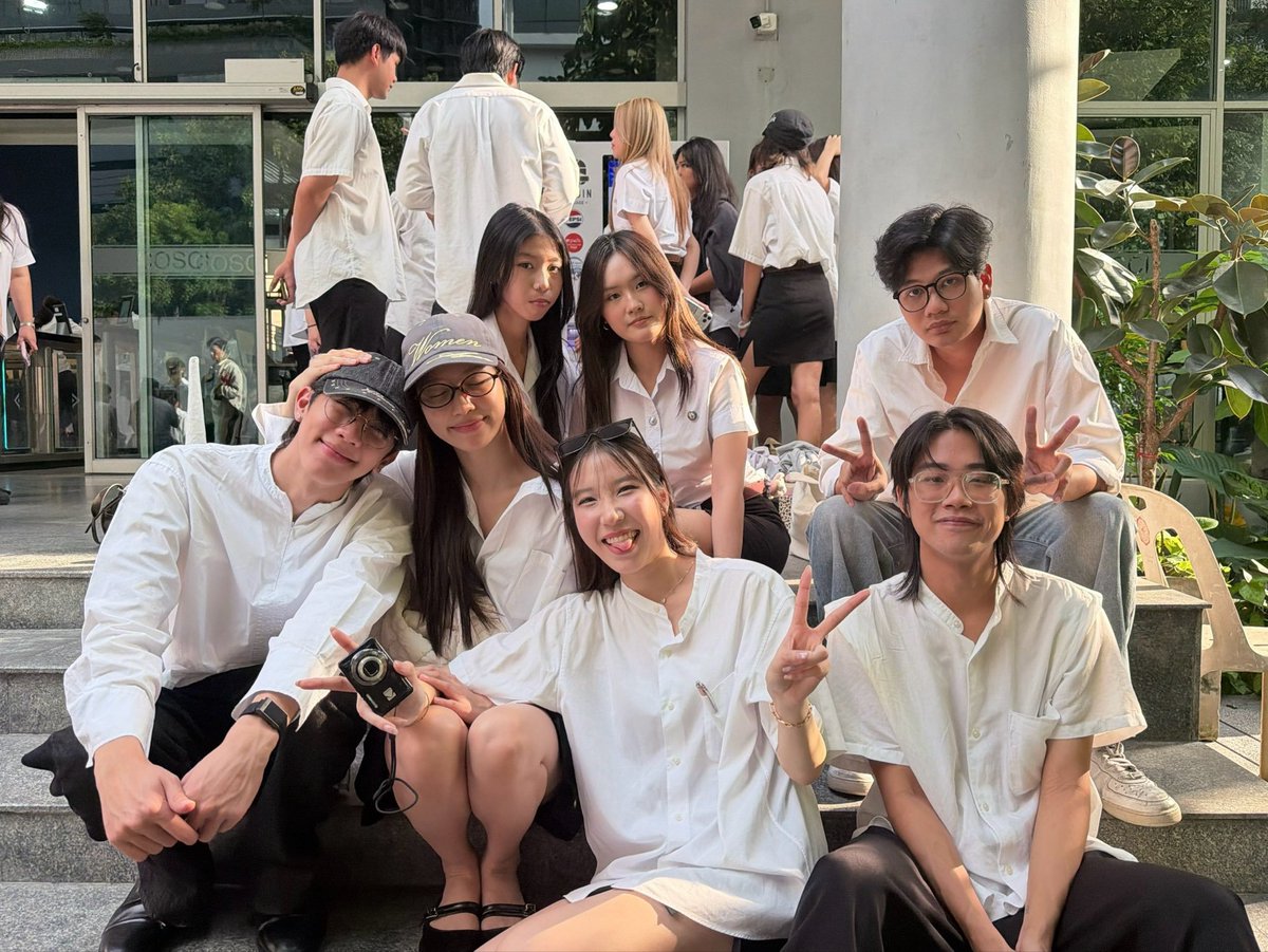 ILYbaby0000's tweet photo. จั๊นแอบน้ำตาสึม ไม่เคยติ่งคนเด็กกว่าอ่ะ โชกุนคือคนแรก และชั้นกำลังจะได้เห็นน้องเรียนจบ คือถึงจะพึ่งมาติ่งแต่ก็กำลังจะได้อยู่ในช่วงก้าวผ่านสำคัญอีกช่วงชีวิตนึงของน้องอ่ะ พ่อแม่ที่ภูมิใจลูกก็คงรู้สึกแบบนี้หรือเปล่า😭😭 https://t.co/1piy3fTwc0