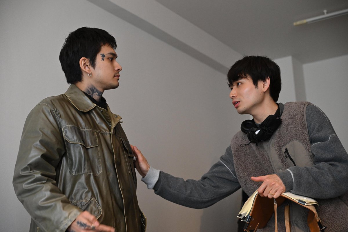 shibire_movie's tweet photo. 𝘉𝘦𝘩𝘪𝘯𝘥 𝘵𝘩𝘦 𝘴𝘤𝘦𝘯𝘦𝘴

𓂃ོ𓂃𓂃𓂃

#内山拓也 監督とは
以前から親交があり、
完成前の脚本も読んでいたという
#北村匠海 さん。

撮影中に決めていたのは、
「自分からはノーを絶対に言わない」こと。

#映画しびれ 𝟫.𝟤𝟧(金)公開
https://t.co/J8iBrUdeA7 https://t.co/CpEp2jrv2W
