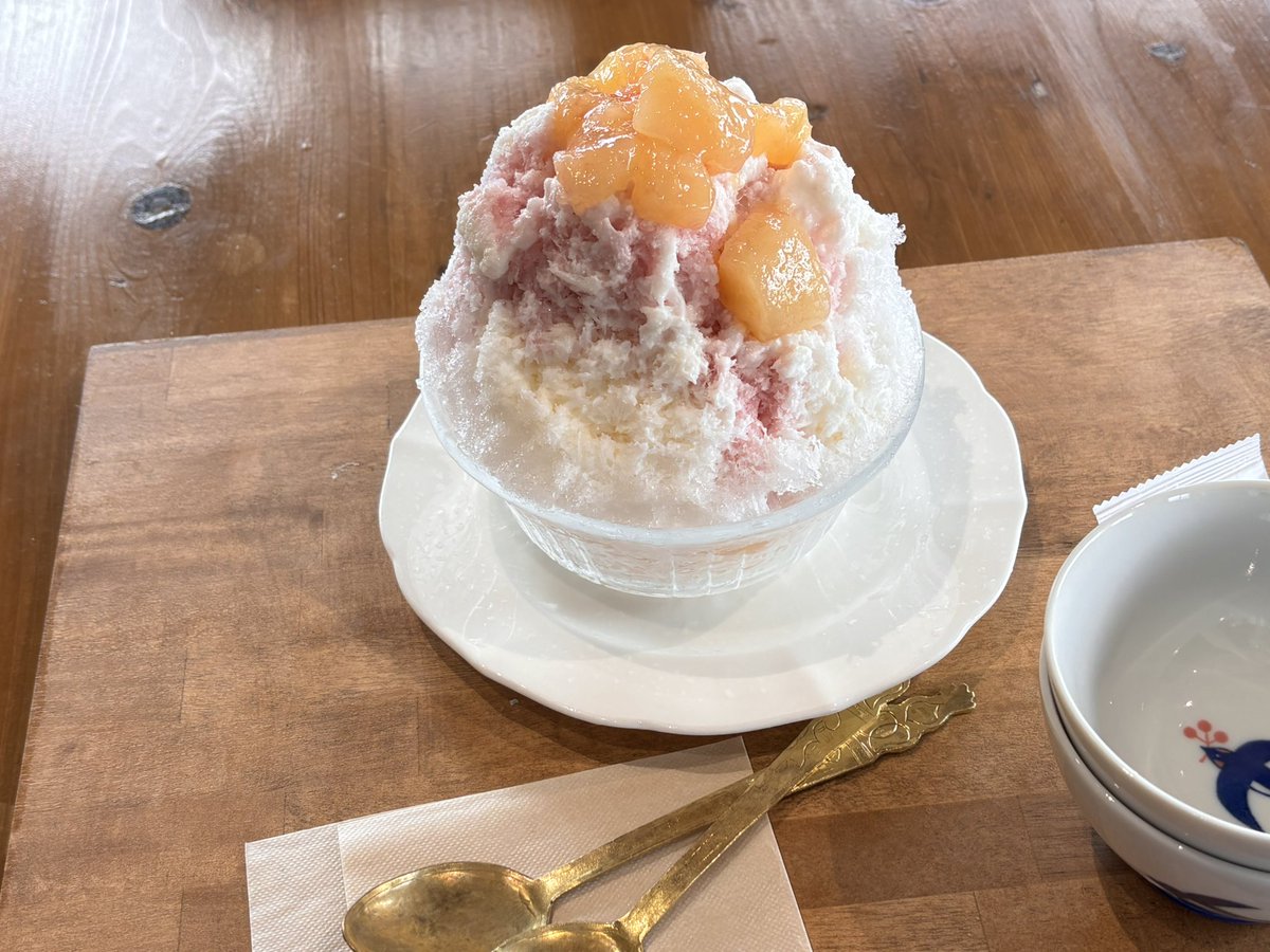 vikki0818's tweet photo. キッチンカーの晴れと群青さんとnap cafeさんがオープンした三島市のjullay napさん☕️

桃と赤紫蘇と丹那ミルクのかき氷🍧
桃のバスクチーズケーキ
テイクアウトでカオマンガイ弁当

サービスで頂いたクッキー3種類とも違ったスパイスの味でそれぞれが楽しい美味しさ😀斬新❣️ https://t.co/WraARmKToZ
