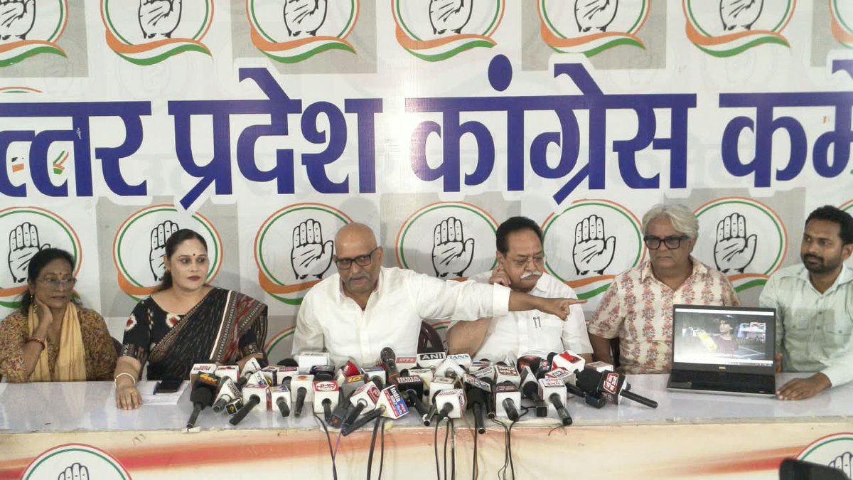 INCUttarPradesh's tweet photo. इवेंटबाज़ी मस्त, गरीब पस्त: मोदी जी के जन्मदिन पर छलका जनता का दर्द!

आज लखनऊ स्थित कांग्रेस मुख्यालय में आयोजित प्रेस वार्ता को उत्तर प्रदेश कांग्रेस कमेटी के अध्यक्ष श्री अजय राय @kashikirai जी ने संबोधित किया। उन्होंने केंद्र सरकार की प्रचारजीवी मानसिकता और विज्ञापनों के पीछे छिपी कड़वी सच्चाई को उजागर किया।

श्री अजय राय जी ने कहा कि एक तरफ़ प्रधानमंत्री जी अपने जन्मदिन पर 'आशीर्वाद के दीये' जलवाकर भव्य इवेंटबाज़ी कर रहे हैं, वहीं दूसरी तरफ़ देश के गरीब और मासूम बच्चे उन्हीं दीयों से तेल बोतलों में इकट्ठा कर अपने घर ले जाने को मजबूर हैं, ताकि उनके घरों के चूल्हे जल सकें। यह दृश्य इस बात का सबूत है कि सरकार को केवल अपनी ब्रांडिंग की परवाह है, देश के नौनिहालों और गरीबों की बदहाली से इनका कोई लेना-देना नहीं है।

इस महत्वपूर्ण पत्रकार वार्ता में पूर्व चेयरमैन (मीडिया विभाग) डॉ. सी. पी. राय @cprai जी, वाइस चेयरपर्सन (मीडिया विभाग) श्रीमती प्रियंका गुप्ता @priyanka81_INC जी, श्री अमर हबीबुल्लाह @AmarHabibullah  जी, श्री सचिन रावत @Incsachinrawat   जी, सिद्धि श्री जी एवं अन्य वरिष्ठ पदाधिकारीगण उपस्थित रहे।