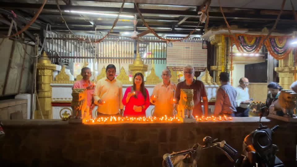 SangoreDr's tweet photo. आज कांदिवली पश्चिम येथील शिवसृष्टी ट्रस्ट (शिव मंदिर) येथे पंतप्रधान मा. श्री. नरेंद्र मोदीजी यांच्या जन्मदिनानिमित्त आयोजित ‘आशीर्वाद का दीया’ या कार्यक्रमात सहभागी होऊन त्यांच्या उत्तम आरोग्यासाठी आणि दीर्घायुष्यासाठी प्रार्थना केली. सर्वांच्या सहकार्याने आणि सहभागाने हा https://t.co/Npd0DBjHGo