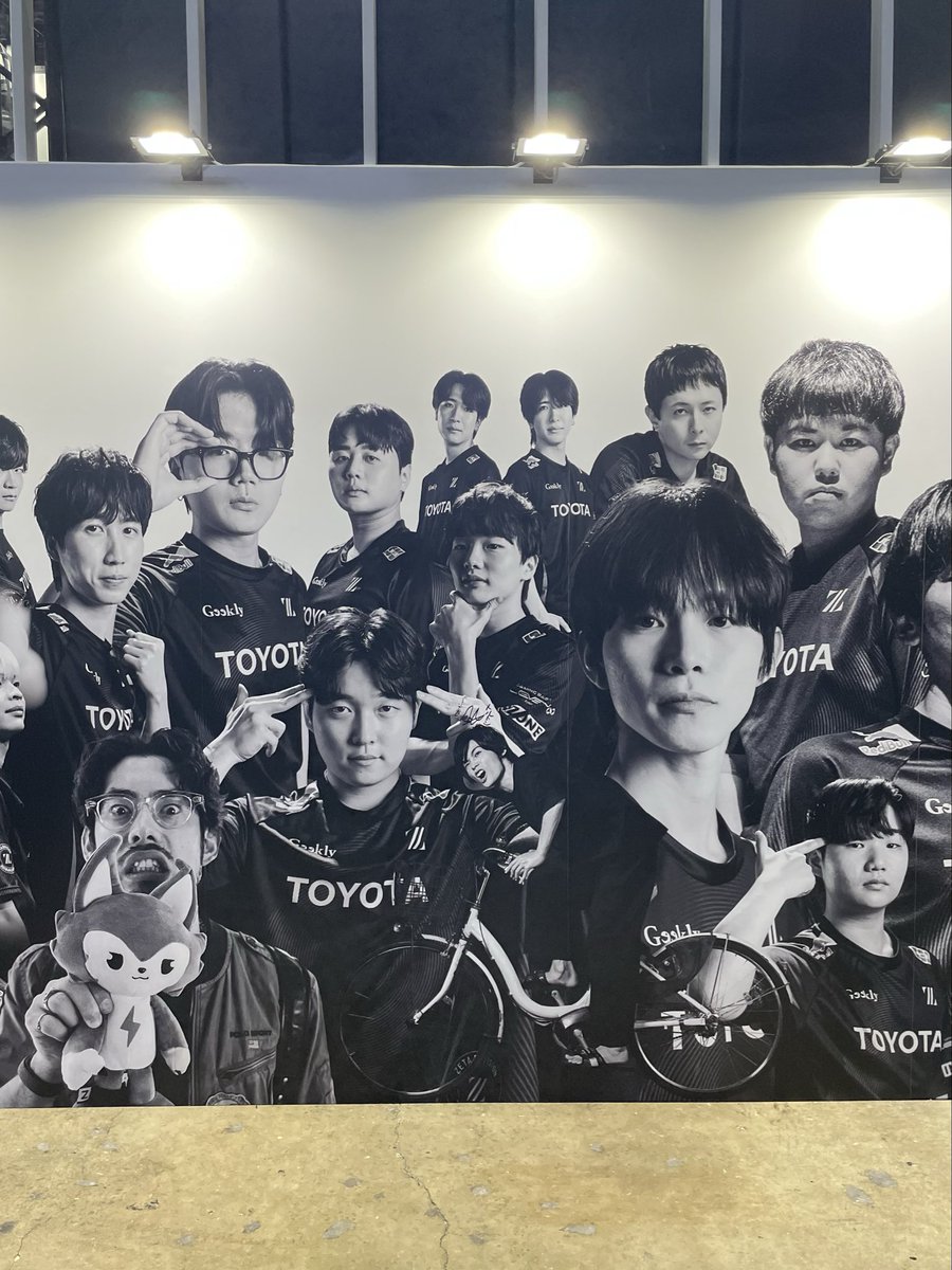 vegetableeee's tweet photo. ZETAブースはほしっぽラジオを観に行ったらステッカーもらった
トロフィーが展示されているのかなりアツい https://t.co/EMDfYjM8KK